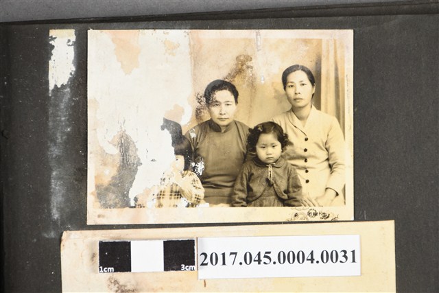 林桂興妻李金釵和林桂興妹林尾妹5人合照 (共2張)