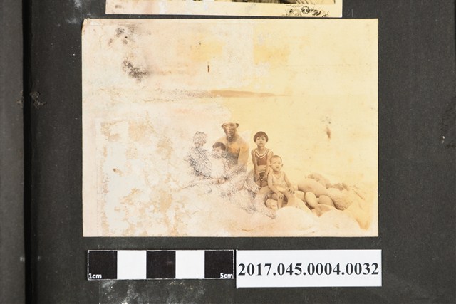 林桂興和小孩在海邊留影 (共2張)