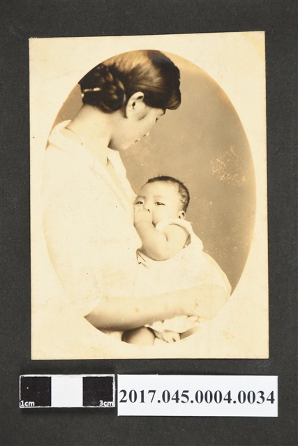 林桂興弟媳陳展紅妹手抱四女林月映 (共2張)