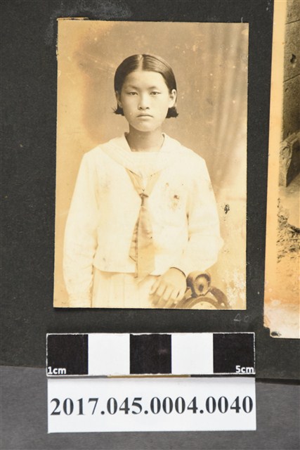 林桂興長女林秀菊學生時期獨照 (共2張)