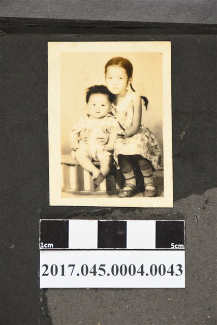 林桂興外孫女陳純怜和外孫陳幸延孩童時期合照 (共2張)