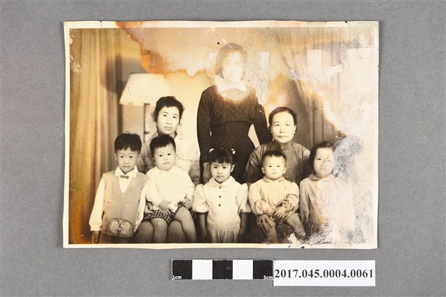 林桂興妻李金釵、女兒林秀蘭、林秀菊及其子女等8人合照 (共2張)