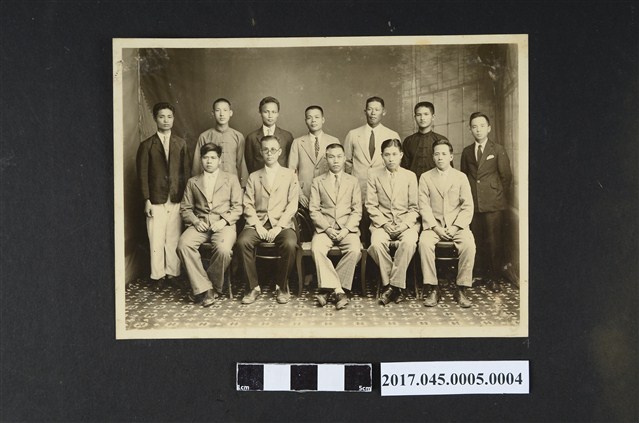 林桂興和友人12人合照 (共2張)