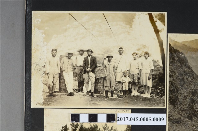 林桂興與親友等9人出遊合照 (共2張)