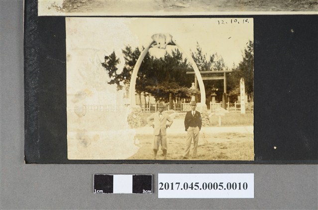 林桂興與林桂龍鵝鑾鼻神社合照 (共2張)