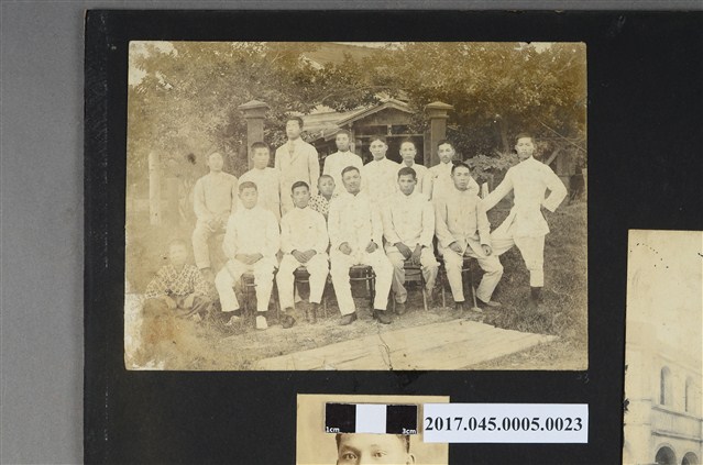 林桂興與同事在櫻組辦公室前合影 (共2張)