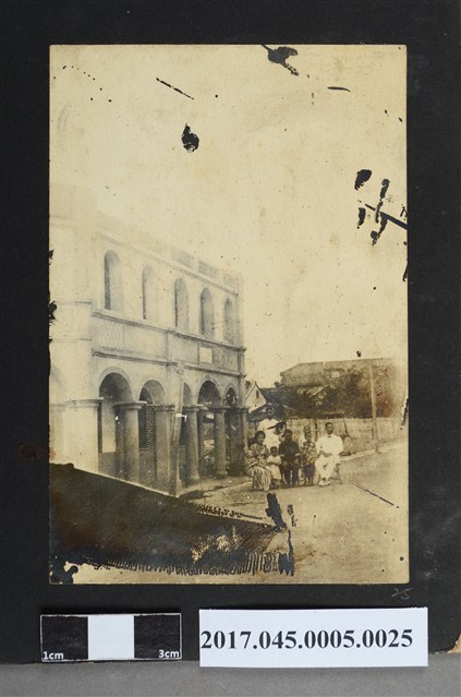 林桂興和家人於臺東街老家新蓋洋樓前合影 (共2張)