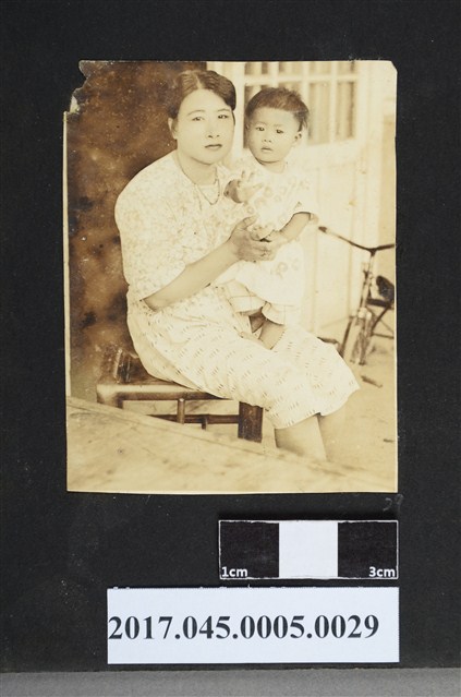 林桂興妻李金釵手抱次女林秀蘭合照 (共2張)