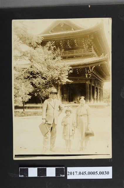 林桂興、林桂興妻李金釵、林桂興次女林秀蘭遊日合照 (共2張)