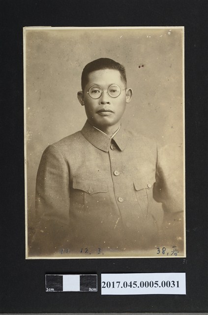 林桂興壯年時期獨照 (共2張)