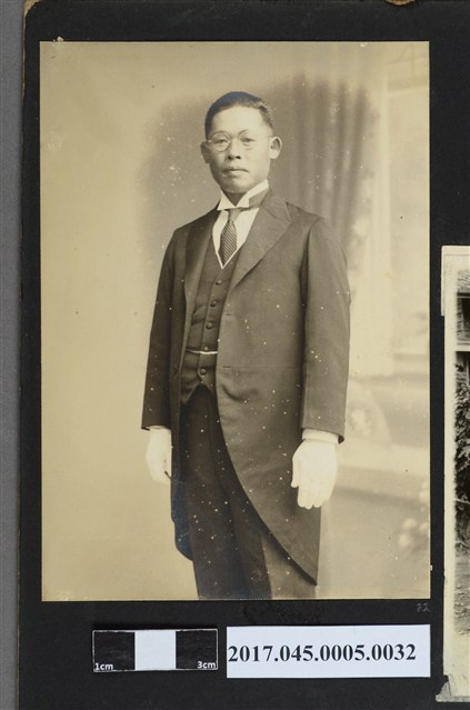 林桂興壯年時期獨照 (共2張)