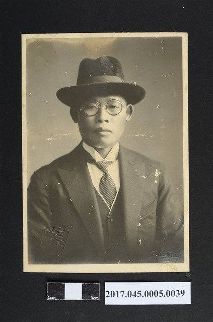 林桂興壯年時期獨照 (共2張)