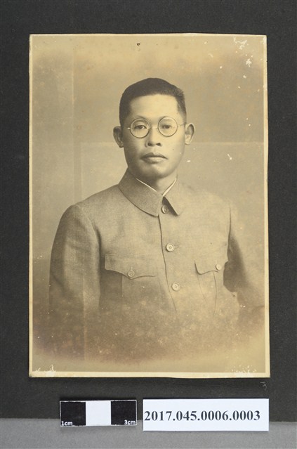 林桂興壯年時期獨照 (共2張)