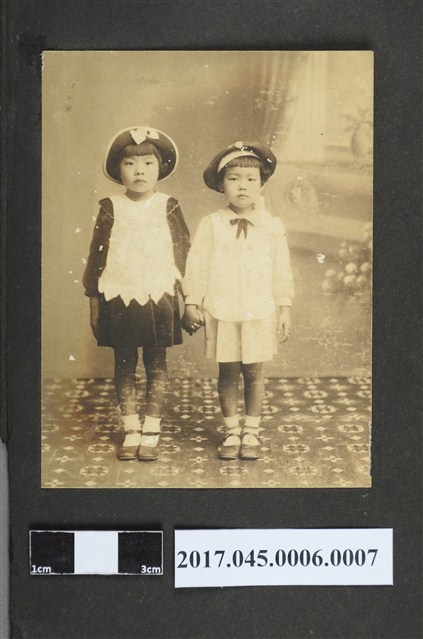 林桂興次女林秀蘭和姪女林春英孩童時期合照 (共2張)