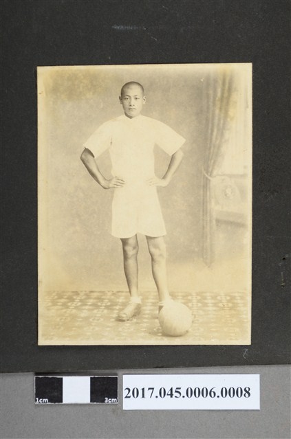 林桂興長子林修文學生時期獨照 (共2張)