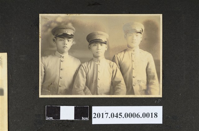 臺北二中學生3人合照 (共2張)