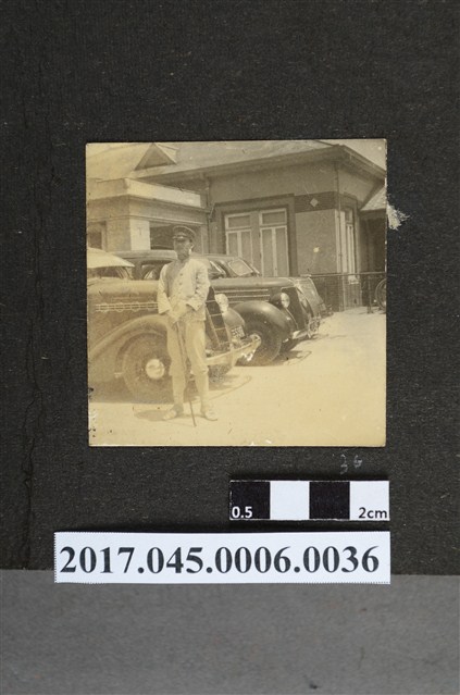 林桂興長子林修文在汽車前留影 (共2張)