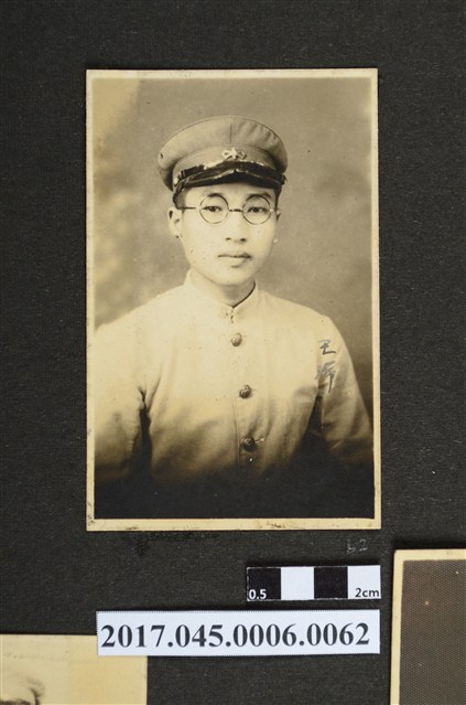 臺北二中學生獨照 (共2張)