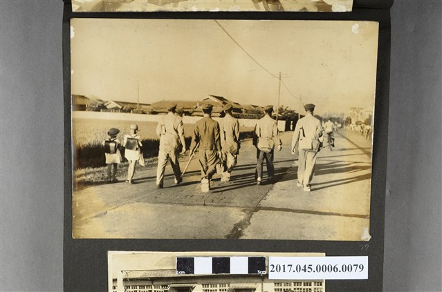 林桂興長子林修文和同學放學走在路上背影 (共2張)