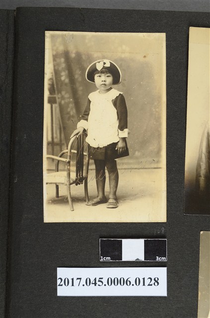 林桂興姪女林月映孩童時期獨照 (共2張)