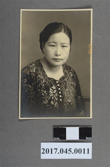 林桂興妻李金釵壯年時期獨照 (共2張)