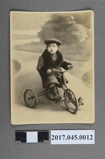 林桂興長子林修文孩童時期獨照 (共2張)