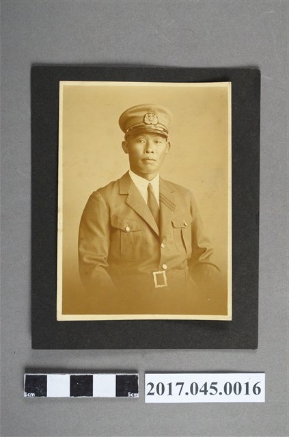 林桂興壯年時期獨照 (共2張)