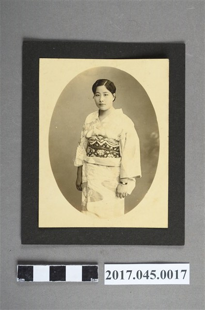 林桂興妻李金釵壯年時期獨照 (共2張)