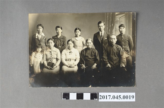 林桂興母親吳紅金和家族成員10人合照 (共2張)