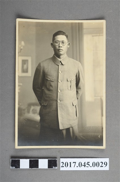 林桂興壯年時期獨照 (共2張)