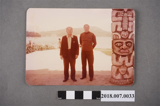 文鍵於原住民雕刻旁的旅遊合照 (共2張)