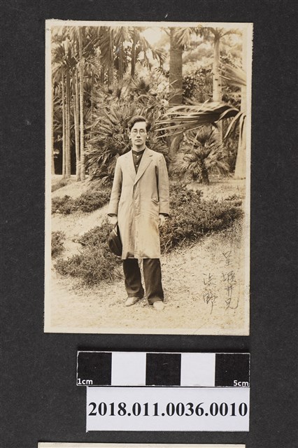 男子獨照 (共2張)