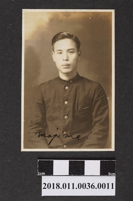 男子獨照 (共2張)