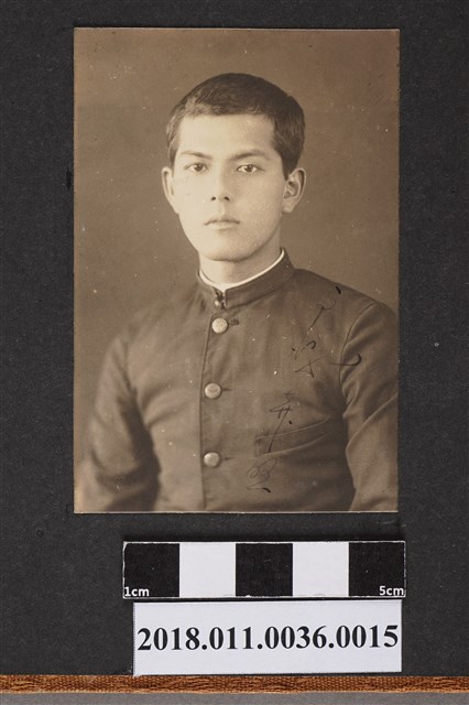 男子獨照 (共2張)