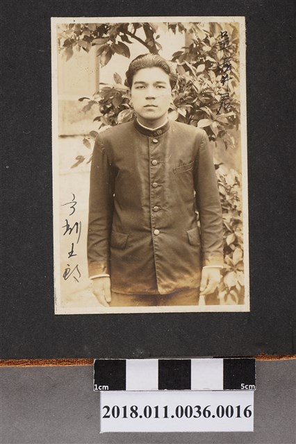 男子獨照 (共2張)