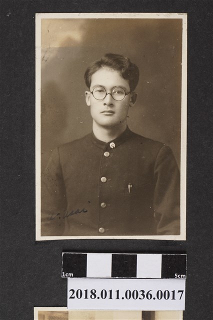 男子獨照 (共2張)