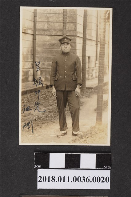 男子獨照 (共2張)