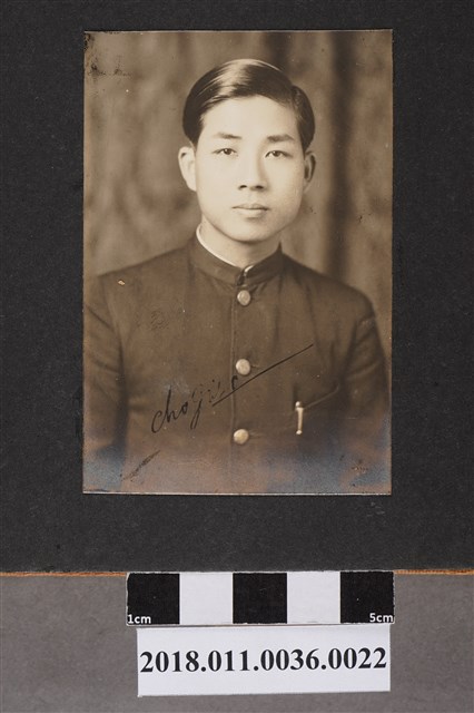 男子獨照 (共2張)