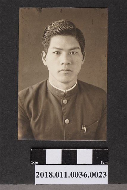 男子獨照 (共2張)