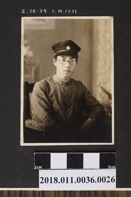 男子獨照 (共2張)