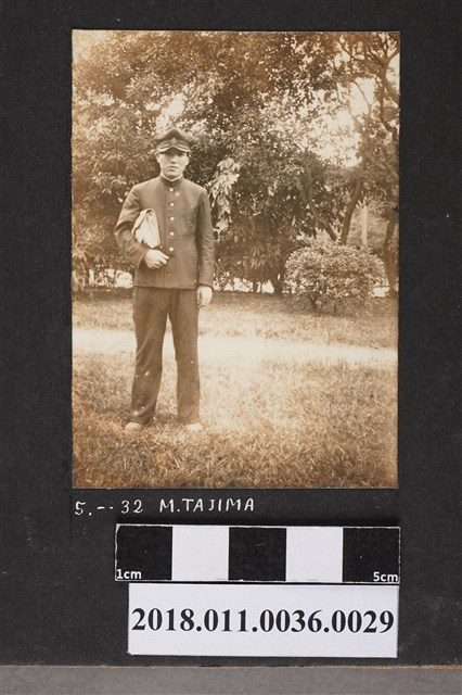 男子獨照 (共2張)