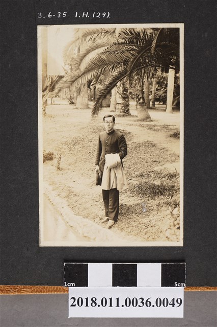 男子獨照 (共2張)