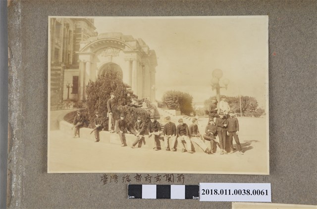 臺灣總督府玄關前 (共2張)