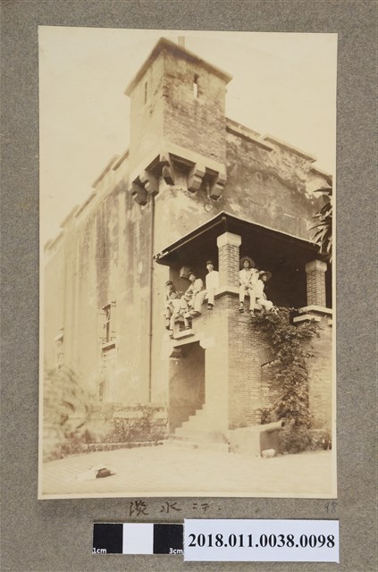 六男學生於淡水舊荷蘭城堡合影 (共2張)