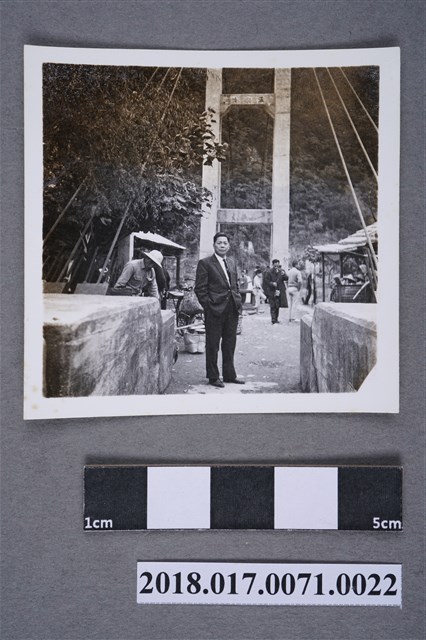 王木春於某橋樑 (共3張)