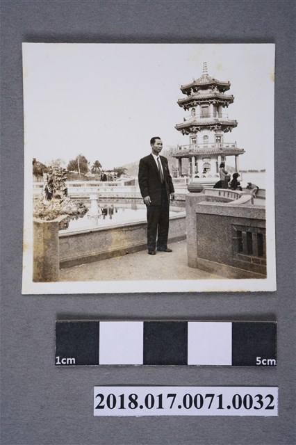 某男於蓮池潭春秋閣 (共3張)