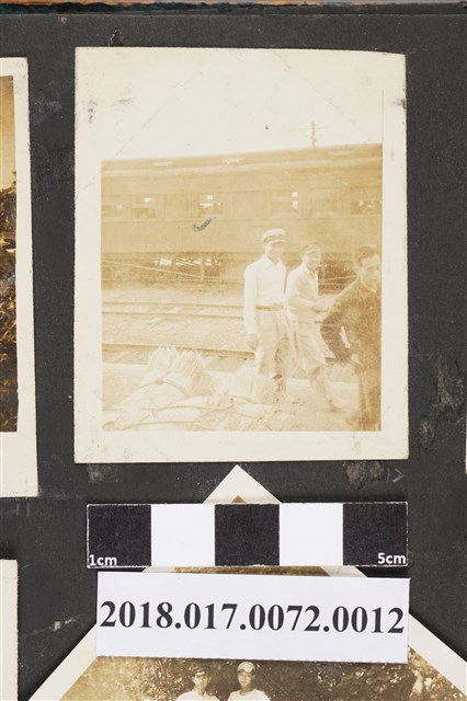 林坤佐與同學於某一車站 (共2張)