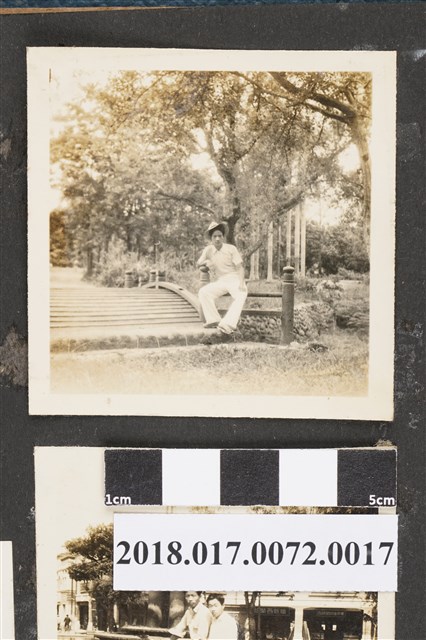 某男子於嘉義公園辨天池橋上 (共2張)