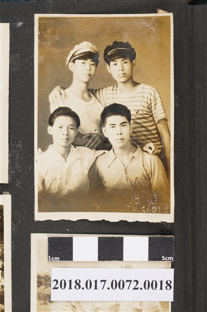 林坤佐與三名同學沙龍照 (共2張)