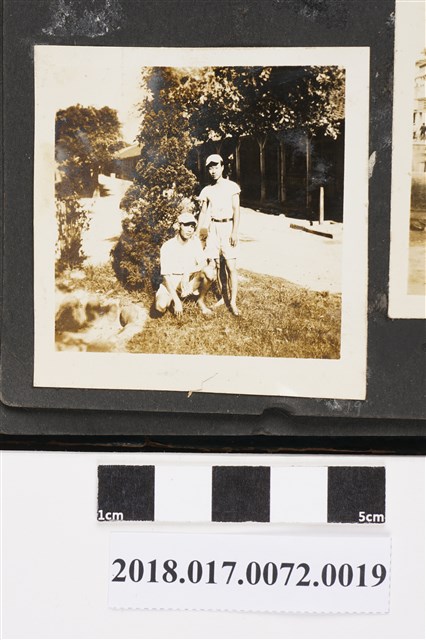 林坤佐與一名同學合影於學校 (共2張)